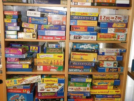 Regal mit Spielen